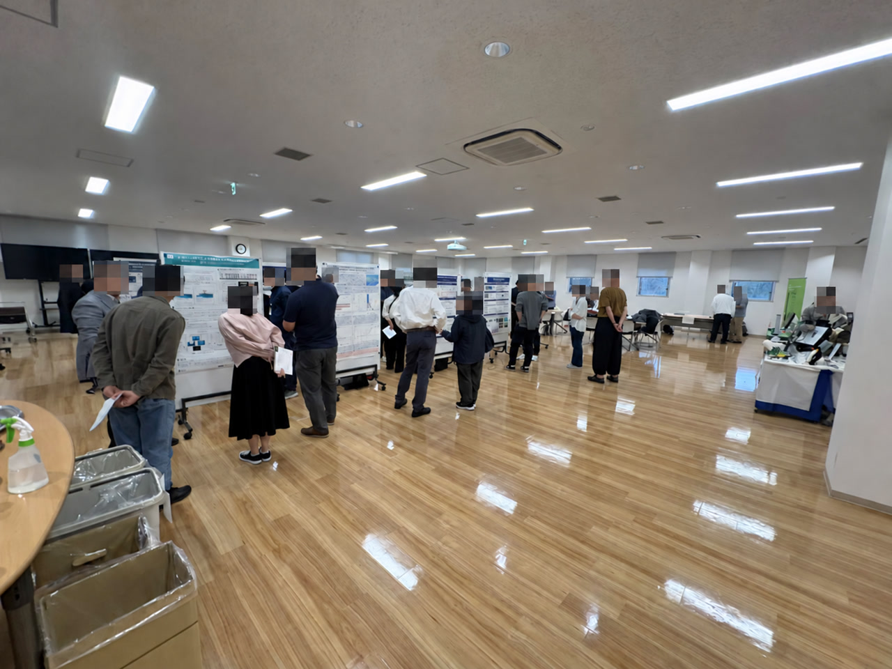 ポスターを掲示した会場で、発表を聞きながら議論する参加者